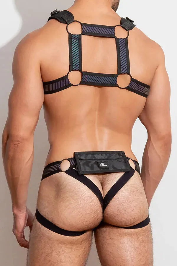 The FlashTECH Pouch Harness is made of retro-reflective fabric. The detachable pouch has velcro closure and zip pockets and can be removed and attached to other FlashTECH pieces. This fully adjustable harness with silhouette that accentuates your pecs and shoulders.