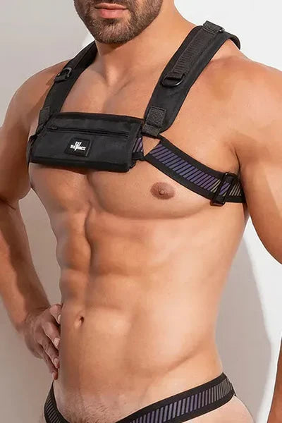 The FlashTECH Pouch Harness is made of retro-reflective fabric. The detachable pouch has velcro closure and zip pockets and can be removed and attached to other FlashTECH pieces. This fully adjustable harness with silhouette that accentuates your pecs and shoulders.